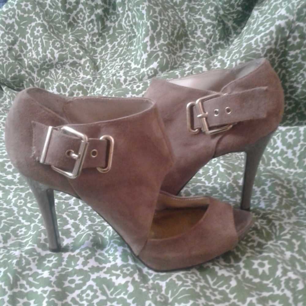 Nine West Faux Suede Buckle Platform Heel Size 9M
